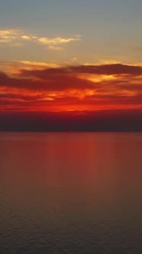 Superfície calma do mar durante o pôr do sol