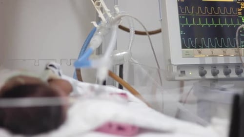el bebé respira en el área de recuperación de un hospital