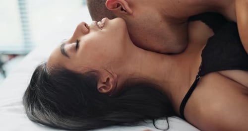 Casal, beijo na cama e sexo para intimidade, pessoas se unem por relacionamento ou paixão com amor