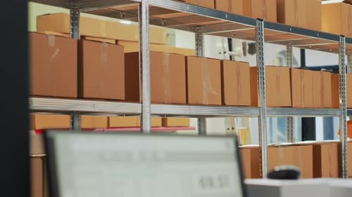 Entrepôt vide avec ordinateur et boîtes en carton