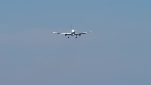 Frontansicht der Flugzeuglandung