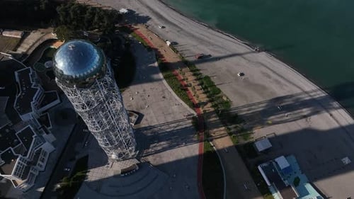 Vista aérea del muelle turístico de Batumi. Torre alfabética, rascacielos y terraplén de la ciudad de Batumi