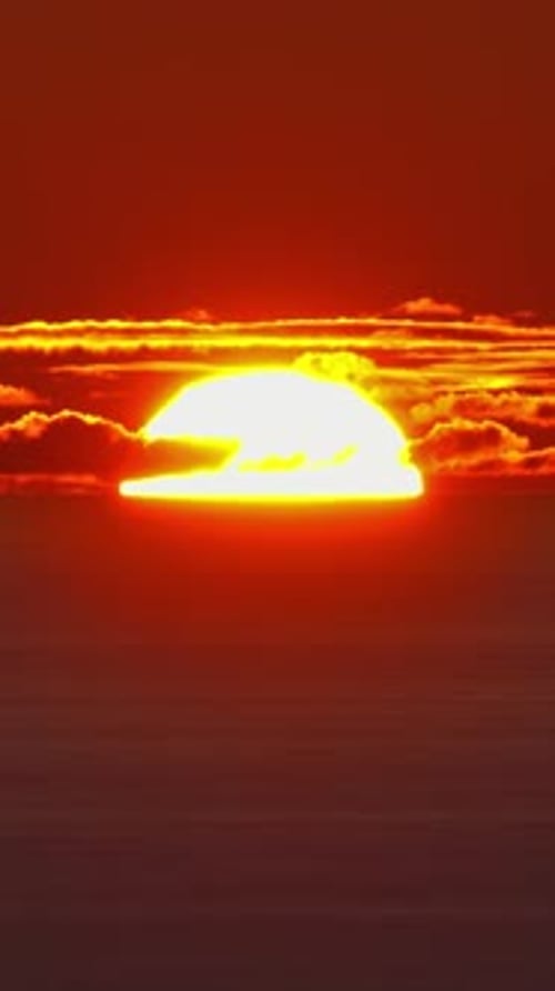 Paysage de beauté avec coucher de soleil sur la mer