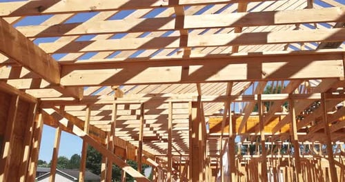 Dachbalken aus Holz werden aus Fachwerkrahmen mit Dachsparren und Balken gebaut