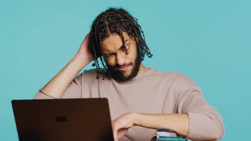 Человек, создающий электронную почту, печатает на фоне студии клавиатуры ноутбука