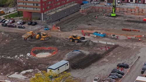 Bulldozer bewegt Erde und schwere Maschinen arbeiten auf der Baustelle für Fundament und Real