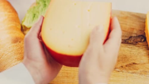 Effet ondulé de la femme tenant dans ses mains un morceau de fromage troué