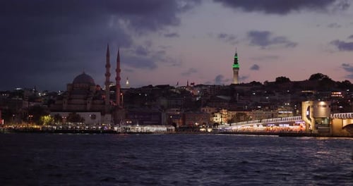Paisaje urbano de Estambul con la Torre Beyazit y la Mezquita Nueva, Turquía