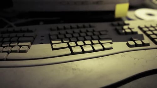 Espacio de trabajo con poca iluminación que muestra llaves desgastadas y superficies texturizadas