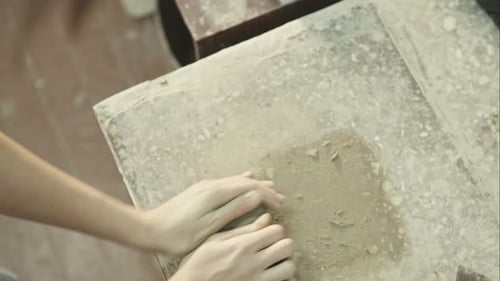 Potier préparant de l'argile pour le potage Vue de dessus