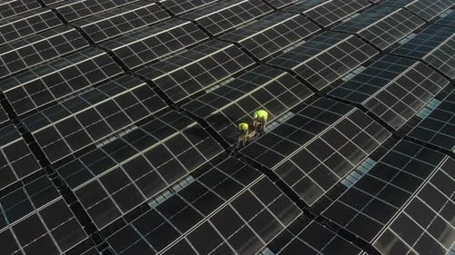 Vue aérienne d'un technicien au travail dans une ferme solaire, Pays-Bas