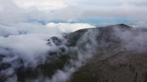 Eine wunderschöne Berglandschaft in den Wolken