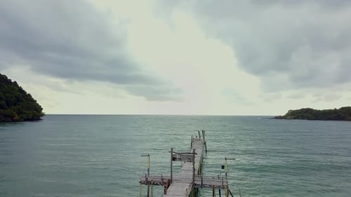 O tranquilo Ocean Pier se estende até o horizonte em Ko Kut