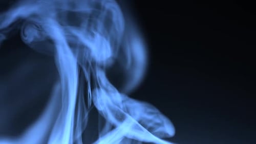Blauer Rauch, der in dunkler Umgebung wirbelt