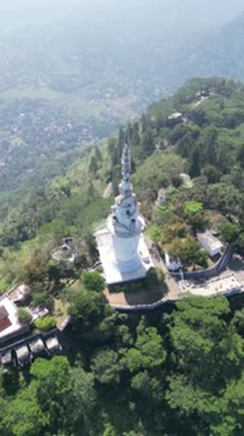 Vue aérienne du temple Ambuluwawa au Sri-Lanka, magnifique paysage avec des montagnes verdoyantes