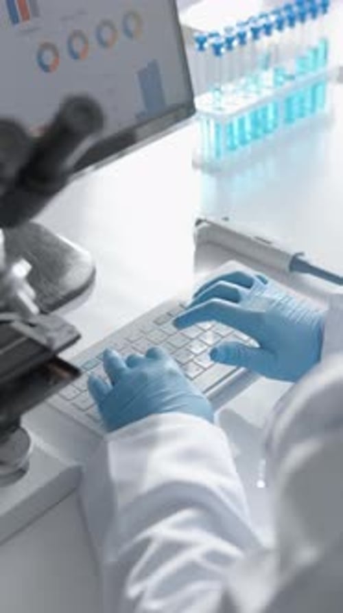 Ein Wissenschaftler forscht in einem Labor und analysiert Daten. Sein Fachwissen umfasst Biologie und Biotechnologie