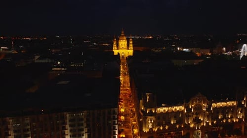 Stürmer fliegen nachts über die Straße der Stadt, beleuchtete Kirche St. Stephens Basilica, die im Dunkeln leuchtet