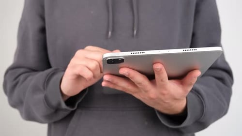 homme utilisant une tablette
