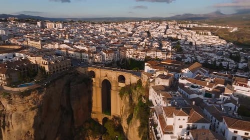 Vista aérea de Ronda, Espanha, destacando a ponte Puente Nuevo e a caiada de branco