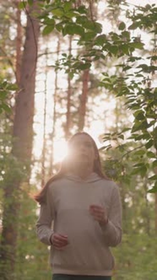 Corredora femenina corre por el bosque al amanecer