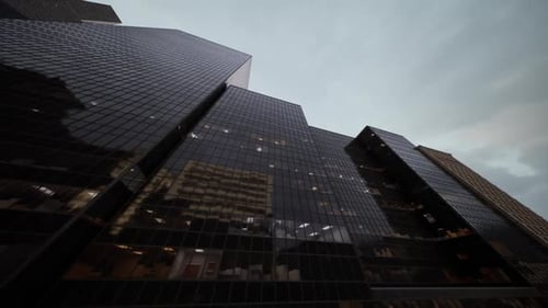 Edificios altos y modernos que reflejan el cielo del anochecer en un centro urbano