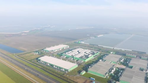 Drohnenaufnahme einer großen Rechenzentrumsanlage in einem modernen Technologiepark.