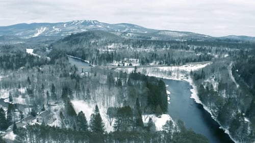 Winter Landscape - Drone Flying Zoom In - 4K - Mountains - Mont Tremblant sequence 007/012