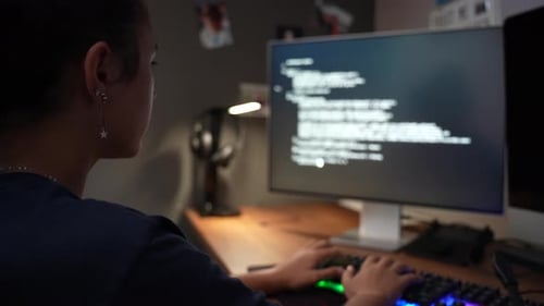 Jovem garota digitando código no computador