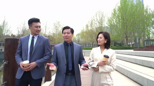 Мозговой штурм новых идей, творческая команда. Деловые профессионалы гуляют и обсуждают