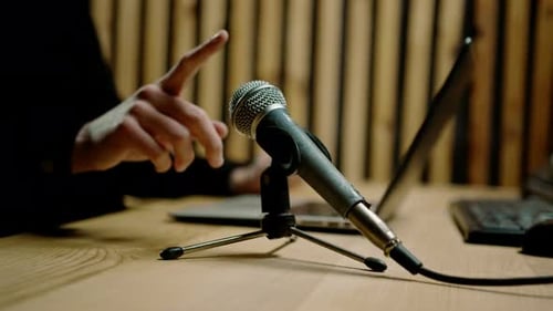 Toningenieur aus nächster Nähe im Heimaufnahmestudio überprüft, ob das Mikrofon mit dem Finger darauf tippt, hört zu
