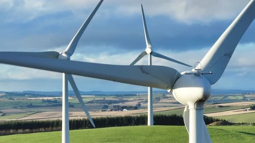 Turbines de parcs éoliens à la campagne produisant de l'énergie renouvelable