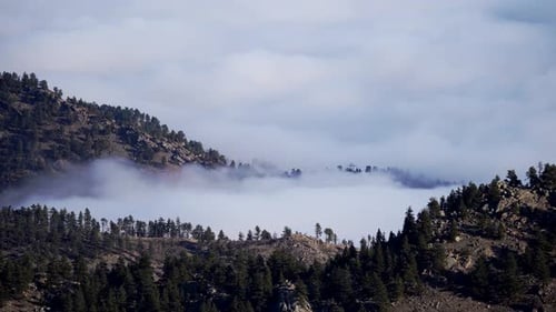 Luftaufnahme Zeitraffer Nebelwolken über den Bergen