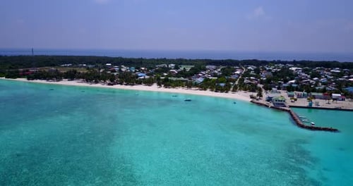 vista de um hotel resort e seu deck de madeira no mar azul-turquesa nas Maldivas, imagens de drone