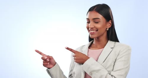 Feliz mujer de negocios, señalando y haciendo publicidad en marketing o trato en un entorno de estudio