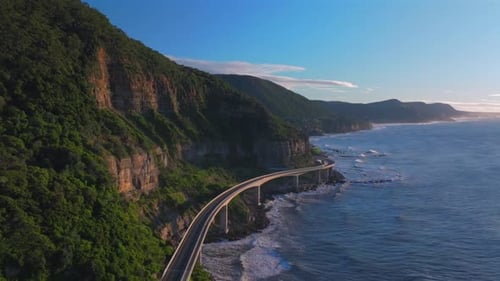 Viadukt der Küstenstraße, das sich um majestätische Klippenberge schlängelt