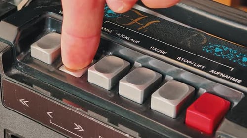 Drücken Sie die Vintage-Play-Taste mit dem Finger