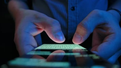 Pessoa adulta usa tecnologia de smartphone para escrever mensagens SMS Closeup Timelapse