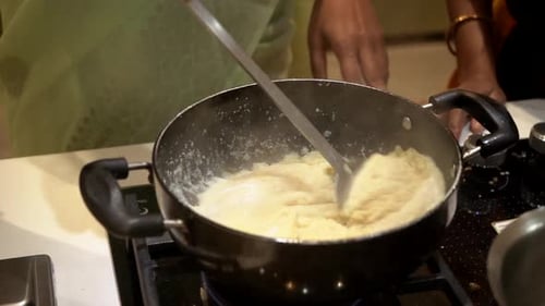 Preparar shira como dulce indio para los rituales de pooja y añadir un poco de leche.Suji ka halwa
