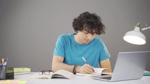 Gelangweilter männlicher Student.