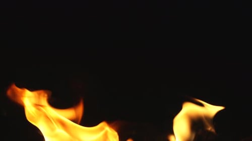 Imágenes de llamas ardientes para el efecto de anuncios de texto del título del Logo