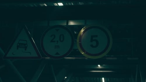 Estacionamento de automóveis no sistema de segurança do terminal do aeroporto Boom Barrier Gate à noite