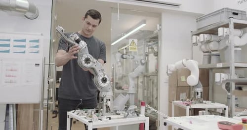 Ingénieur construisant un bras robotique
