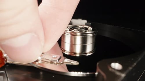 Demontierte Computerfestplatte auf schwarzem Hintergrund. Solche Reparaturen können Sie nicht
durchführen.