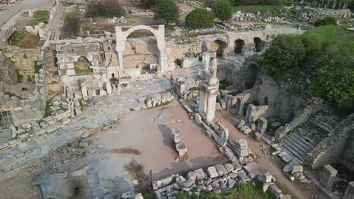 Ruinas antiguas y columnata curva en el Alto Éfeso desde arriba