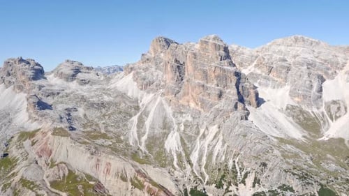Sommets montagneux autour de la montagne Tofana di Rozes. Montagne des Dolomites