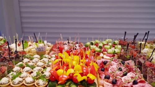Catering-Service am Banketttisch mit Häppchen im Restaurant oder im Hotel dekorierten Speisen