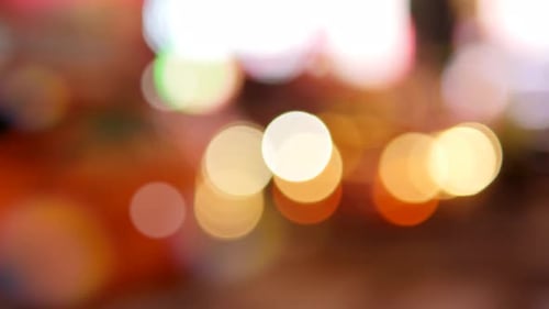 Unscharfes Autolicht-Bokeh im Nachthintergrund