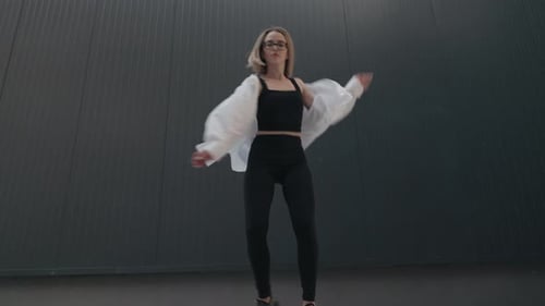 Mujer joven bailando estilo libre