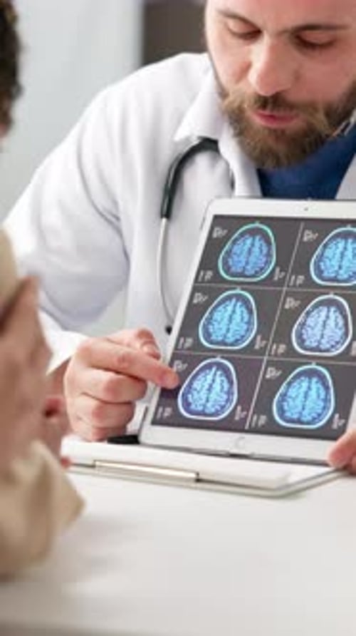 Mann, Arzt und Tablet für Gehirnscan, Point und MRT für Neurologie, Bildschirm
