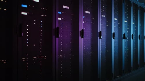 Verschieben Sie die Datenaufnahme eines dunklen Rechenzentrums mit mehreren Reihen voll funktionsfähiger Server-Racks. Modernes Fernsehen